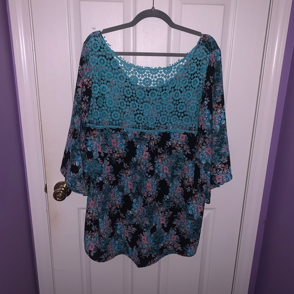 Flowwy Floral Top with Lace Back - Picture 2 of 5